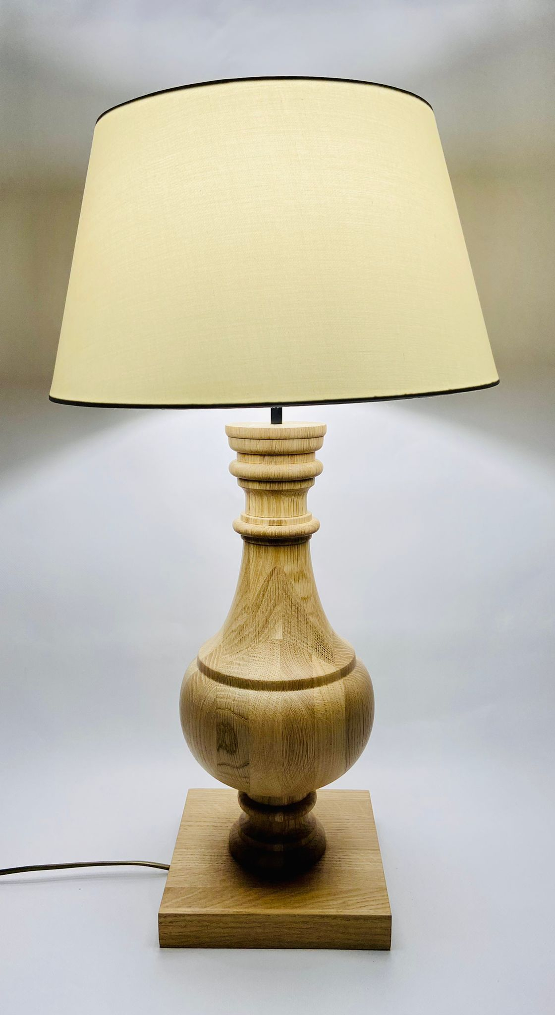 Ekskluzywna lampa stołowa